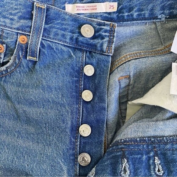LEVI’S Ribcage Straight High-Rise Ankle Jeans in Medium Wash • US 25 - Picture 9 of 10